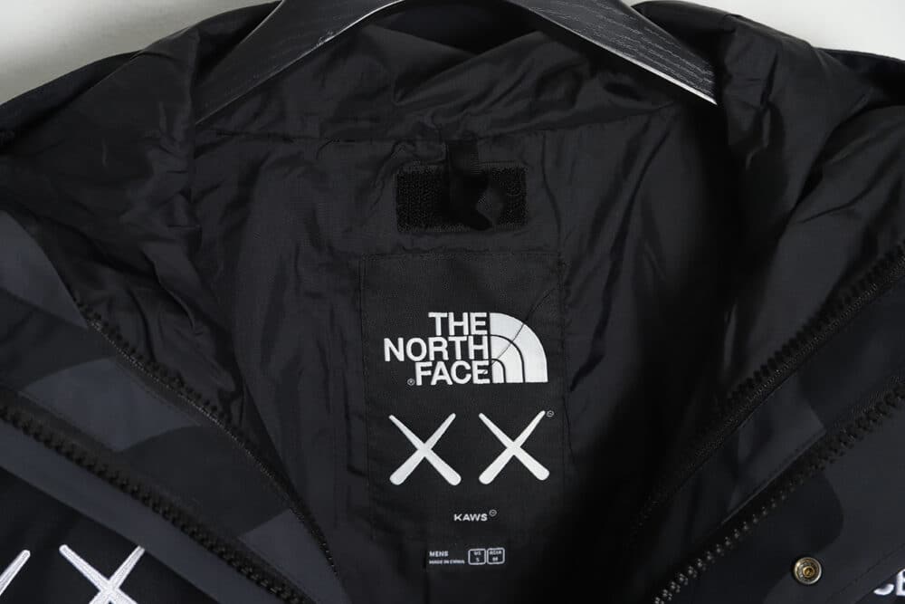 THE NORTH FACE x XX KAWS 联名 FW22 户外拼色硬壳连帽外套 TSK1