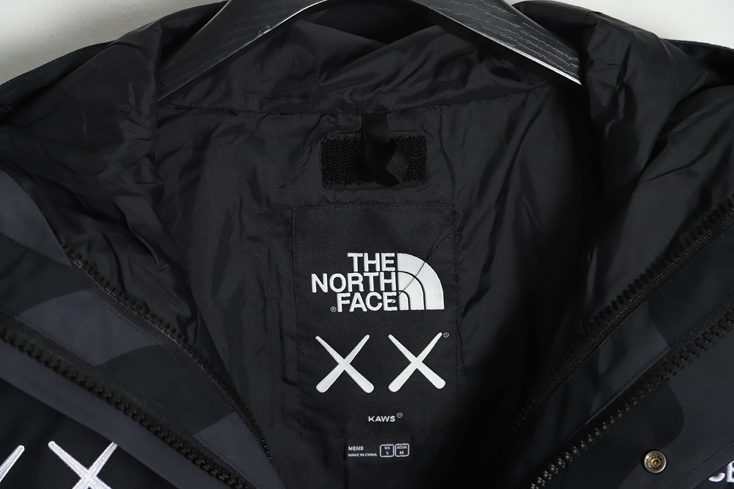 THE NORTH FACE x XX KAWS 联名 FW22 户外拼色硬壳连帽外套 TSK1 THE NORTH FACE x XX KAWS 联名 FW22 户外拼色硬壳连帽外套 TSK1