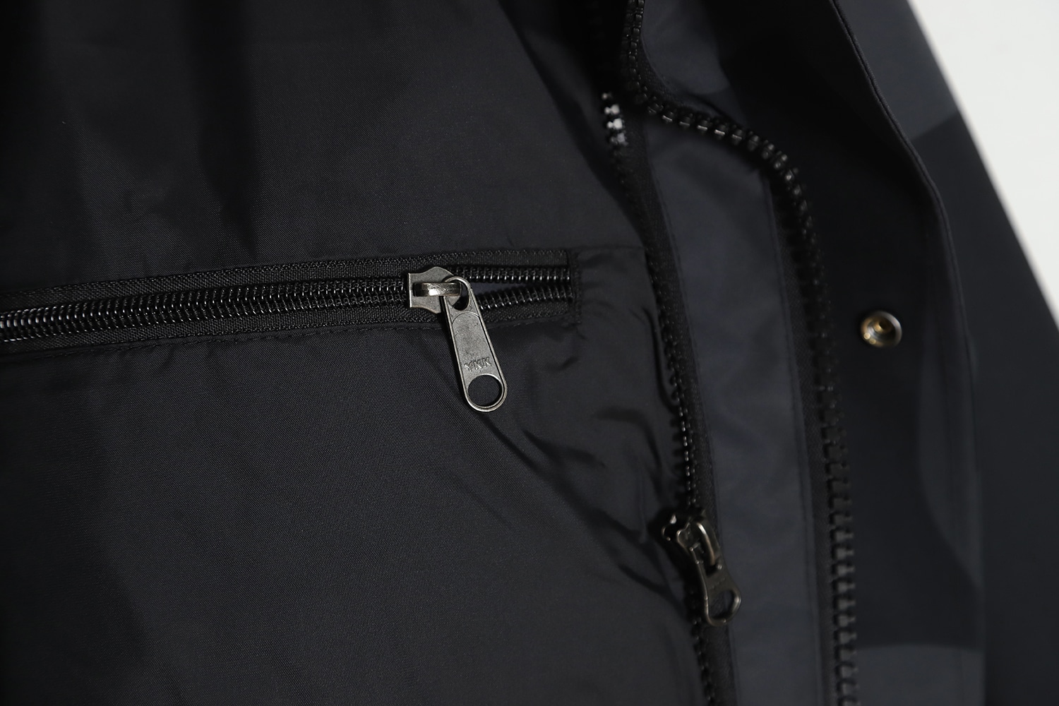 THE NORTH FACE x XX KAWS 联名 FW22 户外拼色硬壳连帽外套 TSK1 THE NORTH FACE x XX KAWS 联名 FW22 户外拼色硬壳连帽外套 TSK1