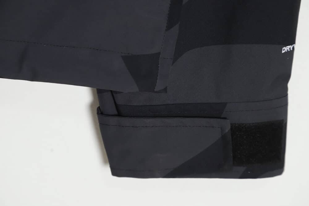 THE NORTH FACE x XX KAWS 联名 FW22 户外拼色硬壳连帽外套 TSK1