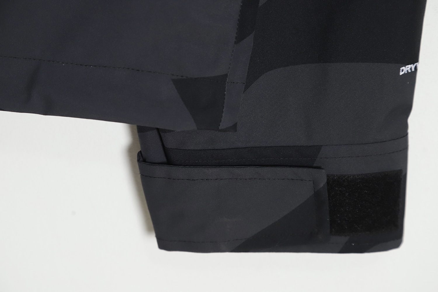 THE NORTH FACE x XX KAWS 联名 FW22 户外拼色硬壳连帽外套 TSK1 THE NORTH FACE x XX KAWS 联名 FW22 户外拼色硬壳连帽外套 TSK1