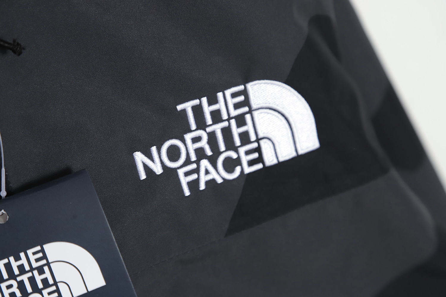 THE NORTH FACE x XX KAWS 联名 FW22 户外拼色硬壳连帽外套 TSK1 THE NORTH FACE x XX KAWS 联名 FW22 户外拼色硬壳连帽外套 TSK1