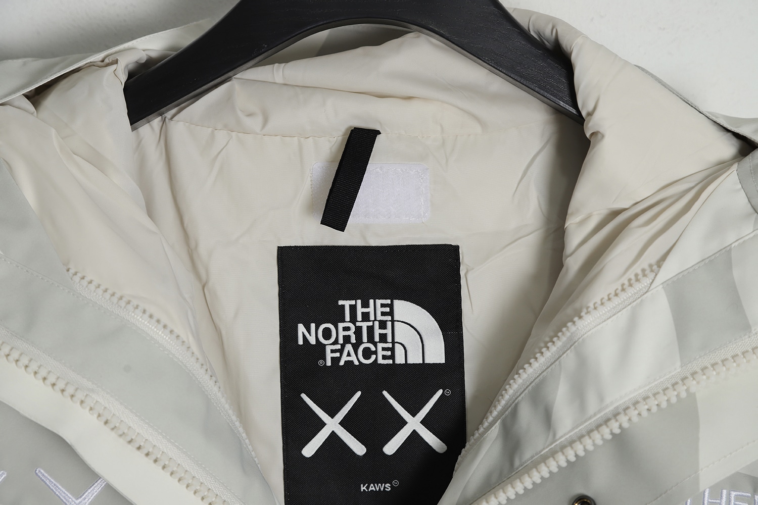 THE NORTH FACE x XX KAWS 联名 FW22 户外拼色硬壳连帽外套 THE NORTH FACE x XX KAWS 联名 FW22 户外拼色硬壳连帽外套