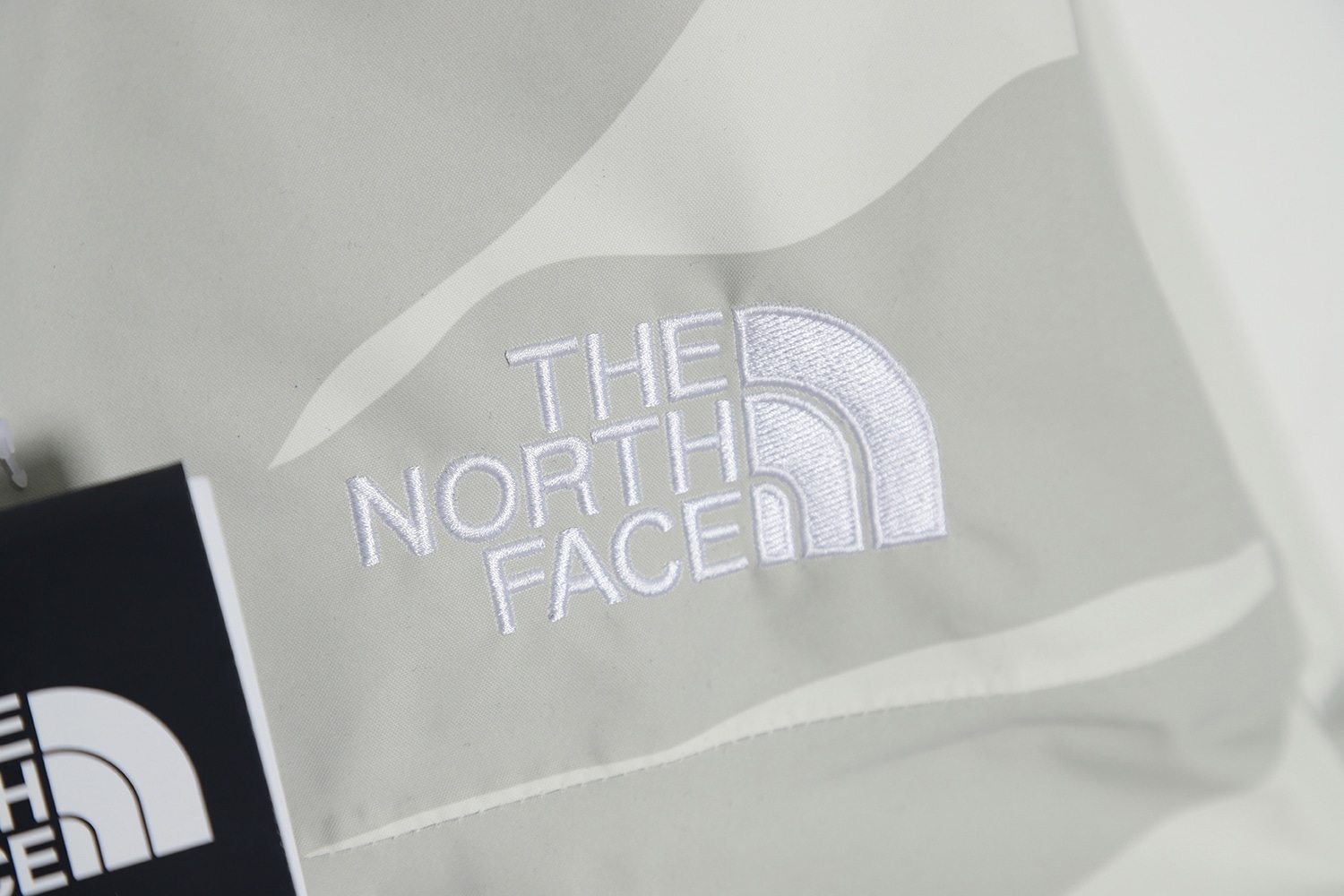 THE NORTH FACE x XX KAWS 联名 FW22 户外拼色硬壳连帽外套 THE NORTH FACE x XX KAWS 联名 FW22 户外拼色硬壳连帽外套