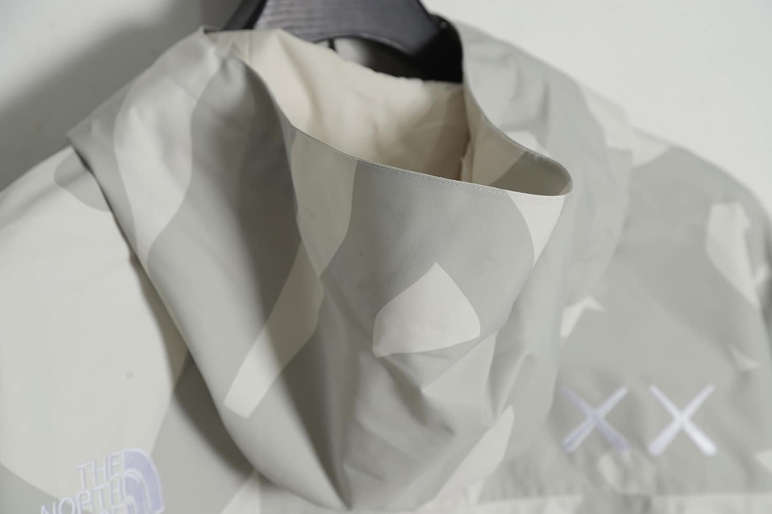 THE NORTH FACE x XX KAWS 联名 FW22 户外拼色硬壳连帽外套 THE NORTH FACE x XX KAWS 联名 FW22 户外拼色硬壳连帽外套
