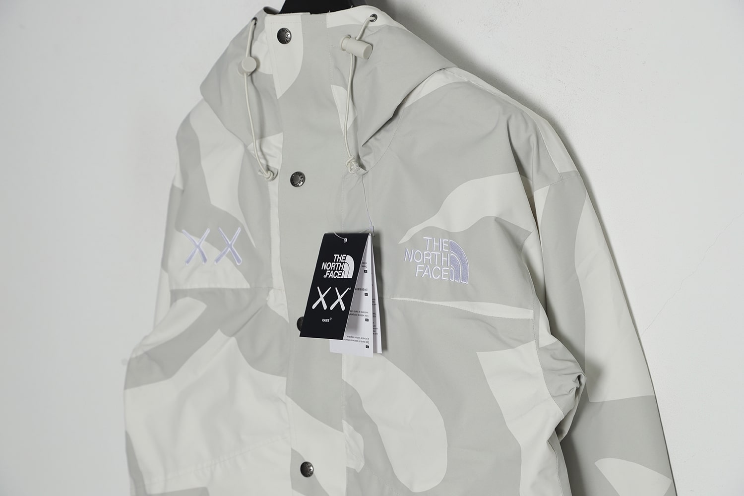 THE NORTH FACE x XX KAWS 联名 FW22 户外拼色硬壳连帽外套 THE NORTH FACE x XX KAWS 联名 FW22 户外拼色硬壳连帽外套