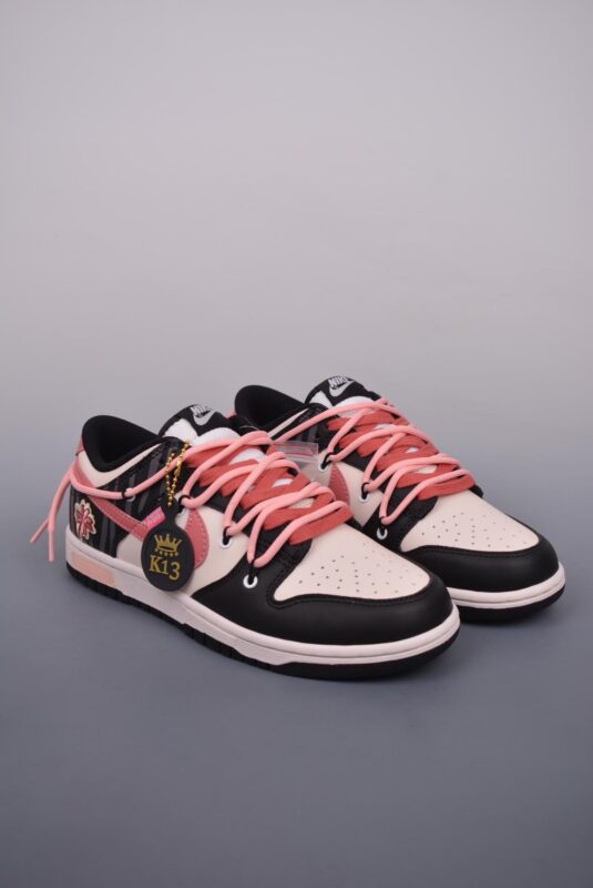 解构, SB Dunk Low, Nike SB Dunk Low, Nike, Dunk Low, Dunk - Nike SB Dunk Low复古格桑花 鞋帮高度：低帮布鞋 颜色：草莓奥利奥 货号: CW1590 100J