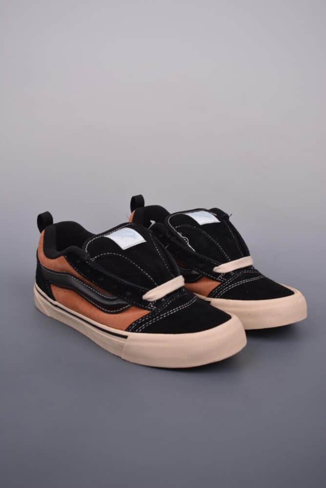 Vans Knu Skool x Disney 迪士尼联名款面包鞋 颜色:狮子王 狮子毛发配色 加宽侧边条纹 后跟豺狼印花 底部水晶大底 尺码:35-45 货号:VN0009QCYS8 工艺:硫化1:1 迪士尼, 运动鞋, Vans Knu Skool, Vans, Knu Skool - Vans Knu Skool x Disney 迪士尼联名款面包鞋 颜色:狮子王 狮子毛发配色 加宽侧边条纹 后跟豺狼印花 底部水晶大底 尺码:35-45 货号:VN0009QCYS8 工艺:硫化1:1