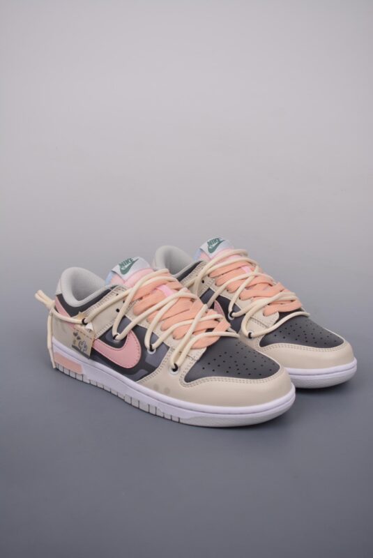 解构, SB Dunk Low, Nike SB Dunk Low, Nike, Dunk Low, Dunk - Nike SB Dunk Low 熊猫恶作剧 粉红情郎抽绳鞋带 电绣工艺 鞋帮高度：低帮  货号：FD1232 002J