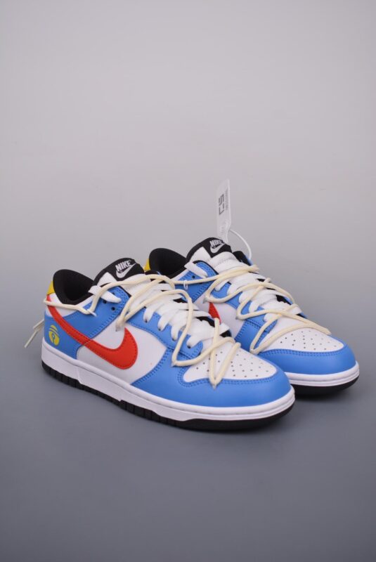 解构, SB Dunk Low, Nike SB Dunk Low, Nike, Dunk Low, Dunk - Nike SB Dunk Low 红蓝白 机器猫 机织绳鞋 低帮 切割干净无毛边 清洁度电绣工艺 货号：DD1503 101HS。