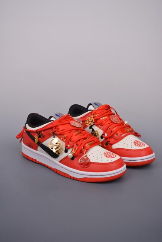 解构, SB Dunk Low, Nike SB Dunk Low, Nike, Dunk Low, Dunk - Nike SB Dunk Low 百年好合 吉结良缘 鞋子类型：解构抽绳鞋带 鞋帮高度：低帮  官方货号: DD3363 100J
