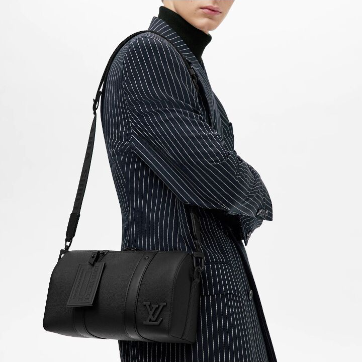 LOUIS VUITTON City KeepallAerogram 金属LV标识标签吊牌 细粒面小牛皮 单肩包斜挎包旅行包 男款 黑色
