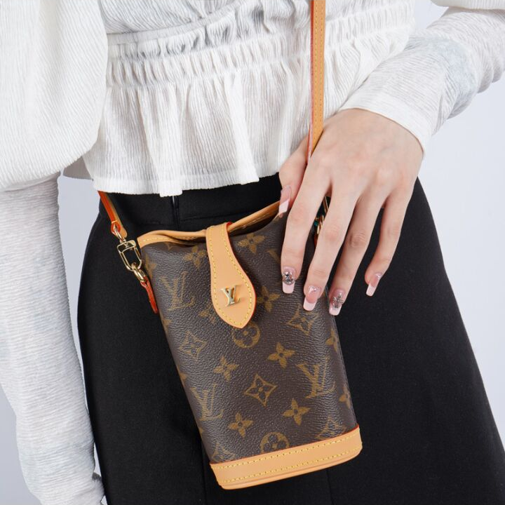LOUIS VUITTON FOLD ME系列 经典老花 涂层帆布 薯条包手机包单肩斜挎包 迷你 女款 棕色