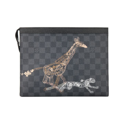 LOUIS VUITTON Pochette Voyage MM 老虎图案棋盘格纹护照印章风格老花 帆布拼牛皮饰边 盥洗包洗漱包手拿包 中号 男款 灰黑色