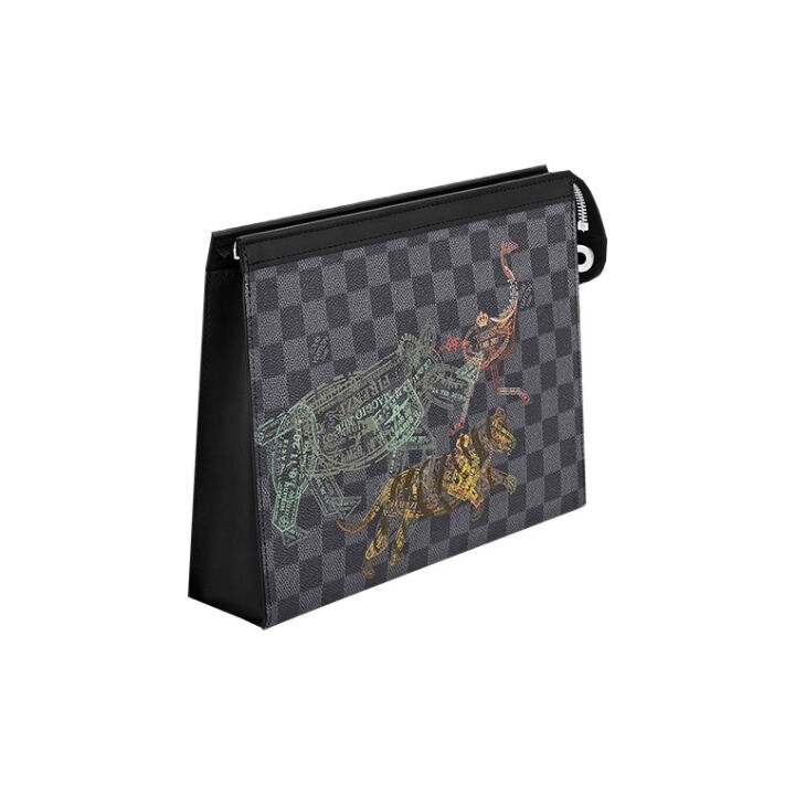 LOUIS VUITTON Pochette Voyage MM 老虎图案棋盘格纹护照印章风格老花 帆布拼牛皮饰边 盥洗包洗漱包手拿包 中号 男款 灰黑色