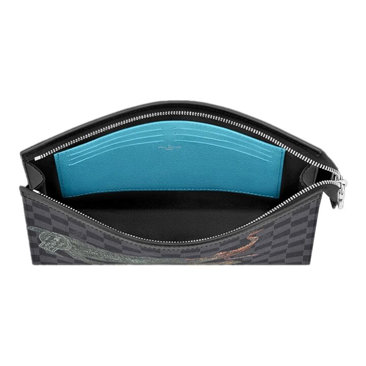 LOUIS VUITTON Pochette Voyage MM 老虎图案棋盘格纹护照印章风格老花 帆布拼牛皮饰边 盥洗包洗漱包手拿包 中号 男款 灰黑色