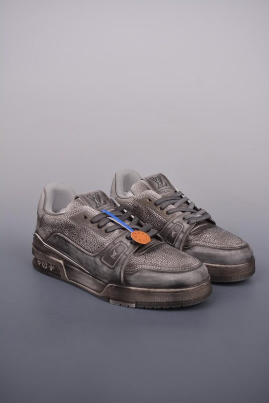 运动鞋, 篮球鞋, 球鞋, KD - LV Trainer 2021s 限定联名 高帮篮球鞋 垫脚聚米微料加透气英伦网布 品牌：LV 系列：Trainer 鞋子类型：高帮篮球鞋 颜色：多拼色 货号：无售 大底：TPU 原版购入历时近两个月开发打造 细节原版一致 ❗请注意区分市面通货材料 版型 包装配件YS 尺码：38 39 40 41 42 43 44 45（标准码数）