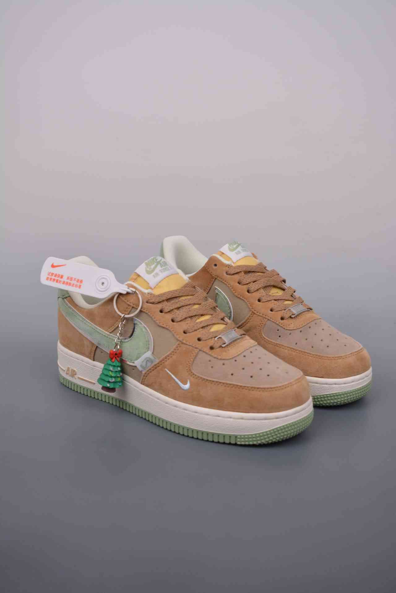 品牌：Nike
系列：Air Force 1 Low
鞋子类型：麂皮圣诞树
货号：CD1221 222K